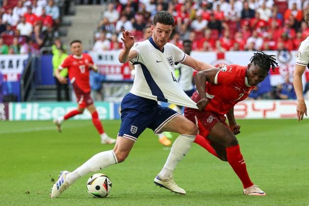 Declan Rice (England) und Breel Embolo (Switzerland) im Zweikampf, UEFA EURO, EM, Europameisterschaft,Fussball 2024 - Quarter-final, England vs Switzerland, Arena Düsseldorf am 06. July 2024 in Düsseldorf, Deutschland. (Foto von Oliver Kaelke DeFodi Images) Declan Rice (England) und Breel Embolo (Switzerland) battle for the ball, UEFA EURO 2024 - Quarter-final, England vs Switzerland, Arena Dusseldorf on July 6, 2024 in Dusseldorf, Germany. (Photo by Oliver Kaelke DeFodi Images) Defodi-678_2024_07_06_OK_ENGSUI_1652