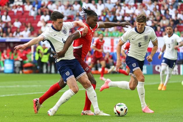 Declan Rice (England) und Breel Embolo (Switzerland) im Zweikampf, UEFA EURO, EM, Europameisterschaft,Fussball 2024 - Quarter-final, England vs Switzerland, Arena Düsseldorf am 06. July 2024 in Düsseldorf, Deutschland. (Foto von Oliver Kaelke DeFodi Images) Declan Rice (England) und Breel Embolo (Switzerland) battle for the ball, UEFA EURO 2024 - Quarter-final, England vs Switzerland, Arena Dusseldorf on July 6, 2024 in Dusseldorf, Germany. (Photo by Oliver Kaelke DeFodi Images) Defodi-678_2024_07_06_OK_ENGSUI_1648