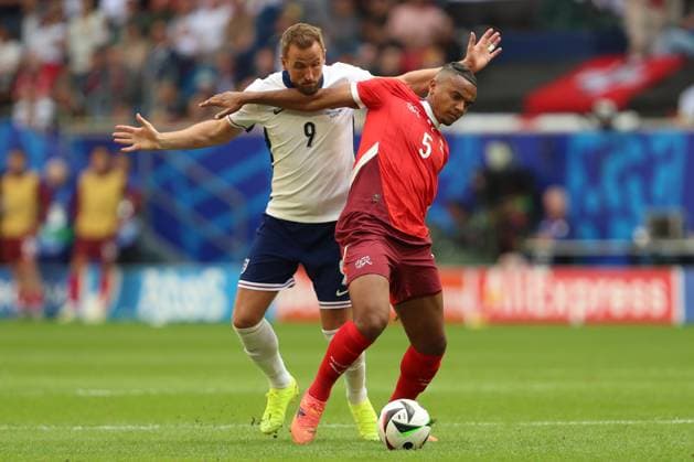 Harry Kane (England) und Manuel Akanji (Switzerland) im Zweikampf, UEFA EURO, EM, Europameisterschaft,Fussball 2024 - Quarter-final, England vs Switzerland, Arena Düsseldorf am 06. July 2024 in Düsseldorf, Deutschland. (Foto von Oliver Kaelke DeFodi Images) Harry Kane (England) und Manuel Akanji (Switzerland) battle for the ball, UEFA EURO 2024 - Quarter-final, England vs Switzerland, Arena Dusseldorf on July 6, 2024 in Dusseldorf, Germany. (Photo by Oliver Kaelke DeFodi Images) Defodi-678_2024_07_06_OK_ENGSUI_1847