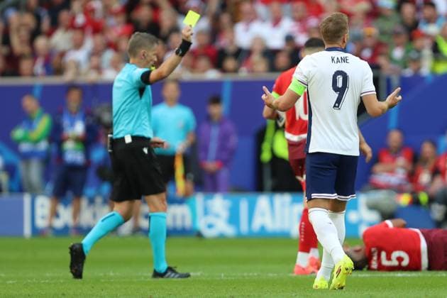 Harry Kane (England) erhaelt die gelbe Karte, UEFA EURO, EM, Europameisterschaft,Fussball 2024 - Quarter-final, England vs Switzerland, Arena Düsseldorf am 06. July 2024 in Düsseldorf, Deutschland. (Foto von Oliver Kaelke DeFodi Images) Harry Kane (England) gets the yellow card, UEFA EURO 2024 - Quarter-final, England vs Switzerland, Arena Dusseldorf on July 6, 2024 in Dusseldorf, Germany. (Photo by Oliver Kaelke DeFodi Images) Defodi-678_2024_07_06_OK_ENGSUI_2052