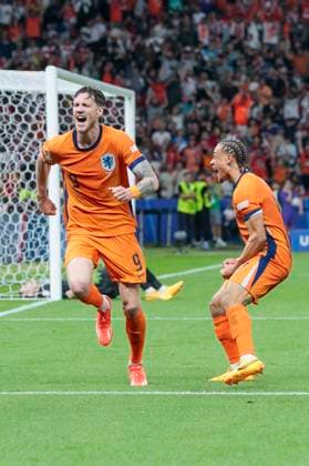 UEFA EURO, EM, Europameisterschaft,Fussball 2024: Niederlande - Türkei; 06.07.2024 Wout Weghorst (Niederlande, 9) und Xavi Simons (Niederlande, 7) jubeln. UEFA EURO 2024: Viertelfinale: Niederlande - Türkei; Olympiastadion Berlin, Berlin am 06.07.2024 Copyright: xBEAUTIFULxSPORTS Meuselx