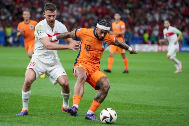 UEFA EURO, EM, Europameisterschaft,Fussball 2024: Niederlande - Türkei; 06.07.2024 Salih Özcan (Türkei, 15) im Zweikampf mit Memphis Depay (Niederlande, 10). UEFA EURO 2024: Viertelfinale: Niederlande - Türkei; Olympiastadion Berlin, Berlin am 06.07.2024 Copyright: xBEAUTIFULxSPORTS Meuselx