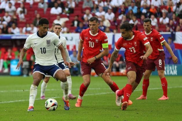 Jude Bellingham (England) und Granit Xhaka (Switzerland) im Zweikampf, UEFA EURO, EM, Europameisterschaft,Fussball 2024 - Quarter-final, England vs Switzerland, Arena Düsseldorf am 06. July 2024 in Düsseldorf, Deutschland. (Foto von Oliver Kaelke DeFodi Images) Jude Bellingham (England) und Granit Xhaka (Switzerland) battle for the ball, UEFA EURO 2024 - Quarter-final, England vs Switzerland, Arena Dusseldorf on July 6, 2024 in Dusseldorf, Germany. (Photo by Oliver Kaelke DeFodi Images) Defodi-678_2024_07_06_OK_ENGSUI_3147