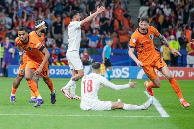UEFA EURO, EM, Europameisterschaft,Fussball 2024: Niederlande - Türkei; 06.07.2024 Cody Gakpo (Niederlande, 11) jubelt nach seinem Tor, Wout Weghorst (Niederlande, 9) folgt ihm. UEFA EURO 2024: Viertelfinale: Niederlande - Türkei; Olympiastadion Berlin, Berlin am 06.07.2024 Copyright: xBEAUTIFULxSPORTS Meuselx