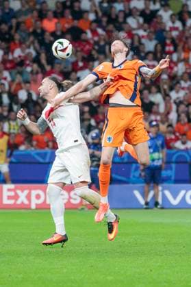 UEFA EURO, EM, Europameisterschaft,Fussball 2024: Niederlande - Türkei; 06.07.2024 Wout Weghorst (Niederlande, 9) im Zweikampf mit Abdülkerim Bardakci (Türkei, 14). UEFA EURO 2024: Viertelfinale: Niederlande - Türkei; Olympiastadion Berlin, Berlin am 06.07.2024 Copyright: xBEAUTIFULxSPORTS Meuselx
