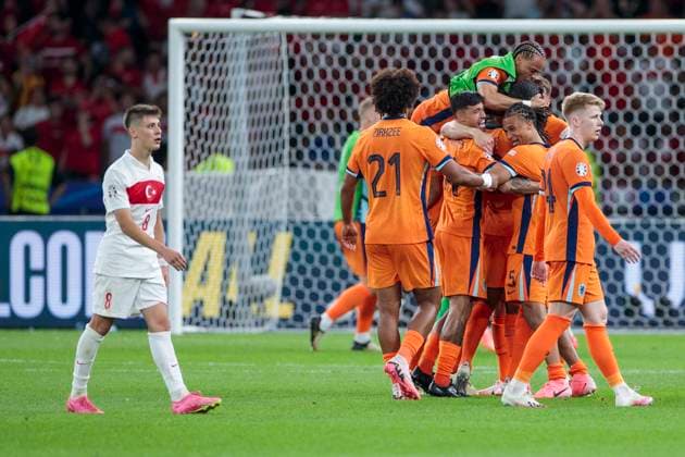 UEFA EURO, EM, Europameisterschaft,Fussball 2024: Niederlande - Türkei; 06.07.2024 Die Niederländer jubeln, Arda Güler (Türkei, 8) vorne ist enttäuscht. UEFA EURO 2024: Viertelfinale: Niederlande - Türkei; Olympiastadion Berlin, Berlin am 06.07.2024 Copyright: xBEAUTIFULxSPORTS Meuselx