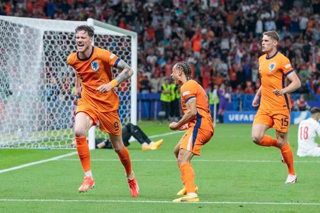 UEFA EURO, EM, Europameisterschaft,Fussball 2024: Niederlande - Türkei; 06.07.2024 Wout Weghorst (Niederlande, 9) jubelt mit Xavi Simons (Niederlande, 7) und Micky van de Ven (Niederlande, 15). UEFA EURO 2024: Viertelfinale: Niederlande - Türkei; Olympiastadion Berlin, Berlin am 06.07.2024 Copyright: xBEAUTIFULxSPORTS Meuselx