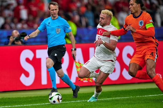 Baris Alper Yilmaz (Tuerkei, 21), Virgil van Dijk (Niederlande, 04), GER, UEFA EURO, EM, Europameisterschaft,Fussball 2024, Fussball Herren, UEFA EM 2024, Viertelfinale, Quarter-finals, Niederlande vs. Tuerkei, Netherlands vs. Tuerkiye, 06.07.2024. GER, UEFA Euro 2024, Fussball Herren, UEFA EM 2024, Viertelfinale, Quarter-finals, Niederlande vs. Tuerkei, Netherlands vs. Tuerkiye, 06.07.2024. Berlin Copyright: xEibner-Pressefotox xClaudiusxRauchx EP_CRH