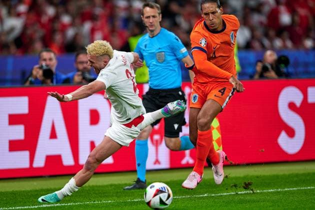 Baris Alper Yilmaz (Tuerkei, 21), Virgil van Dijk (Niederlande, 04), GER, UEFA EURO, EM, Europameisterschaft,Fussball 2024, Fussball Herren, UEFA EM 2024, Viertelfinale, Quarter-finals, Niederlande vs. Tuerkei, Netherlands vs. Tuerkiye, 06.07.2024. GER, UEFA Euro 2024, Fussball Herren, UEFA EM 2024, Viertelfinale, Quarter-finals, Niederlande vs. Tuerkei, Netherlands vs. Tuerkiye, 06.07.2024. Berlin Copyright: xEibner-Pressefotox xClaudiusxRauchx EP_CRH