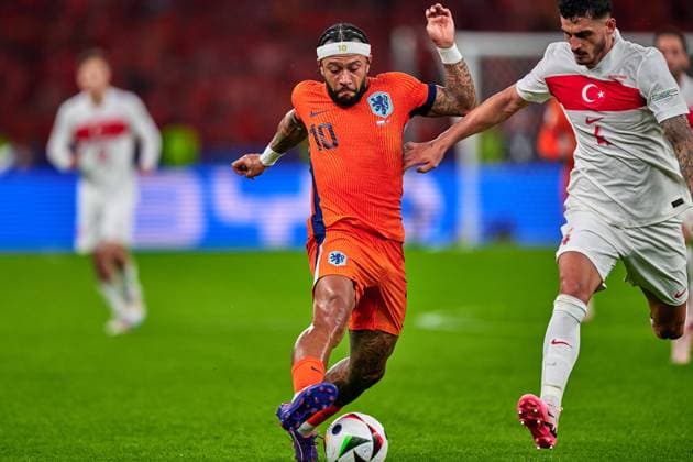Memphis Depay (Niederlande, 10), Samet Akaydin (Tuerkei, 04), GER, UEFA EURO, EM, Europameisterschaft,Fussball 2024, Fussball Herren, UEFA EM 2024, Viertelfinale, Quarter-finals, Niederlande vs. Tuerkei, Netherlands vs. Tuerkiye, 06.07.2024. GER, UEFA Euro 2024, Fussball Herren, UEFA EM 2024, Viertelfinale, Quarter-finals, Niederlande vs. Tuerkei, Netherlands vs. Tuerkiye, 06.07.2024. Berlin Copyright: xEibner-Pressefotox xClaudiusxRauchx EP_CRH