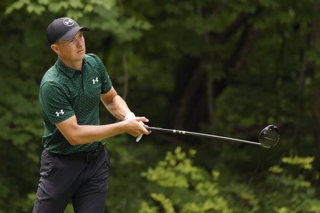 SILVIS, IL - JULY 06: PGA, Golf Herren golfer Jordan Spieth plays his tee shot on the 17th hole during the third round of the John Deere Classic on July 6,2024, at the TPC Deere Run in Silvis, Illinois. (Photo by Brian Spurlock Icon Sportswire) GOLF: JUL 06 PGA John Deere Classic EDITORIAL USE ONLY Icon2407061