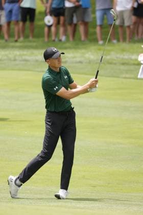 SILVIS, IL - JULY 06: PGA, Golf Herren golfer Jordan Spieth hits his second shot on the 17th hole during the third round of the John Deere Classic on July 6,2024, at the TPC Deere Run in Silvis, Illinois. (Photo by Brian Spurlock Icon Sportswire) GOLF: JUL 06 PGA John Deere Classic EDITORIAL USE ONLY Icon24070613