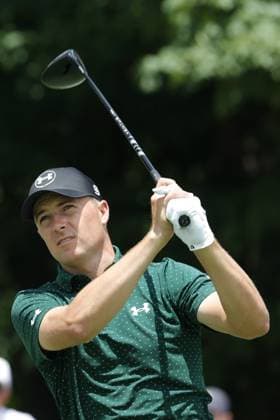 SILVIS, IL - JULY 06: PGA, Golf Herren golfer Jordan Spieth plays his tee shot on the 18th hole during the third round of the John Deere Classic on July 6,2024, at the TPC Deere Run in Silvis, Illinois. (Photo by Brian Spurlock Icon Sportswire) GOLF: JUL 06 PGA John Deere Classic EDITORIAL USE ONLY Icon24070618