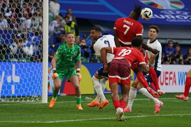Nationalmannschaft, Fussball, UEFA Euro2024, EM 2024,Viertelfinale, Düsseldorf, England-Schweiz Jordan Pickford, Kyle Walker beide England, Breel Embolo Schweiz