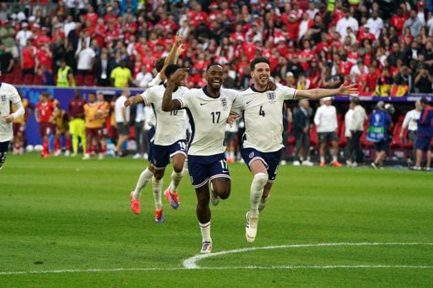 Nationalmannschaft, Fussball, UEFA Euro2024, EM 2024,Viertelfinale, Düsseldorf, England-Schweiz Ivan Toney, Declan Rice beide England jubeln