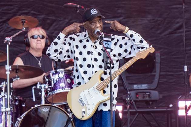 Sport Bilder des Tages CHICAGO, IL - JULY 06: Buddy Guy points to his head while performing on the Draftkings Stage before the NASCAR, Motorsport, USA Xfinity Series The Loop 110 at the Chicago Street Course on July 06, 2024 in Chicago, Illinois. (Photo by Ben Hsu Icon Sportswire)(Photo by Ben Hsu Icon Sportswire) AUTO: JUL 06 NASCAR Chicago Street Race Weekend Entertainment - Buddy Guy EDITORIAL USE ONLY Icon224240706004
