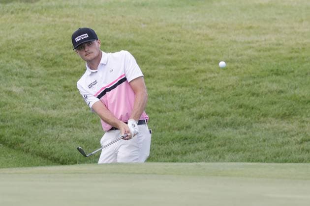 SILVIS, IL - JULY 06: Amateur golfer Luke Clinton chips on the 17th hole during the third round of the John Deere Classic on July 6,2024, at the TPC Deere Run in Silvis, Illinois. (Photo by Brian Spurlock Icon Sportswire) GOLF: JUL 06 PGA, Golf Herren John Deere Classic EDITORIAL USE ONLY Icon24070629