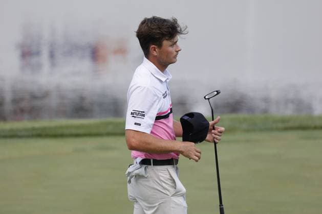 SILVIS, IL - JULY 06: Amateur golfer Luke Clanton reacts to making a birdie putt on the 18th hole during the third round of the John Deere Classic on July 6,2024, at the TPC Deere Run in Silvis, Illinois. (Photo by Brian Spurlock Icon Sportswire) GOLF: JUL 06 PGA, Golf Herren John Deere Classic EDITORIAL USE ONLY Icon24070638