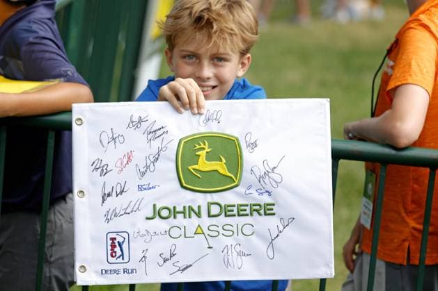 SILVIS, IL - JULY 06: A young fan gets his flag autographed during the third round of the John Deere Classic on July 6,2024, at the TPC Deere Run in Silvis, Illinois. (Photo by Brian Spurlock Icon Sportswire) GOLF: JUL 06 PGA, Golf Herren John Deere Classic EDITORIAL USE ONLY Icon24070648