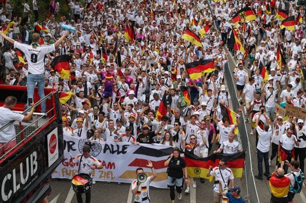 EM 2024: Spanien - Deutschland am 05.07.2024 in der Stuttgart Arena in Stuttgart Fan Marsch Fanmarsch der deutschen Fans - Bus vom Fan Club der Nationalmannschaft