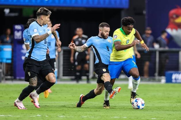 July 06, 2024: Uruguay forward Luis SuoÂ¡rez (9) challenges Brazil forward Endrick (9) during the CONMEBOL Copa America Quarterfinals match at Allegiant Stadium between Uruguay and Brazil on July 06, 2024 in Las Vegas, NV. CSM. Las Vegas United States of America - ZUMAc04_ 20240706_zma_c04_086 Copyright: xChristopherxTrimx