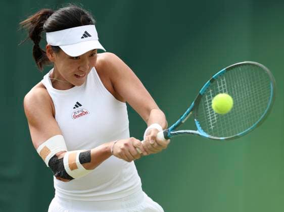 (240707) -- LONDON, July 7, 2024 -- Wang Xinyu hits a return during the women s singles third round match between Wang Xinyu of China and Harriet Dart of Great Britain at Wimbledon tennis Championship in London, Britain on July 6, 2024. ) (SP)BRITAIN-LONDON-TENNIS-WIMBLEDON HanxYan 