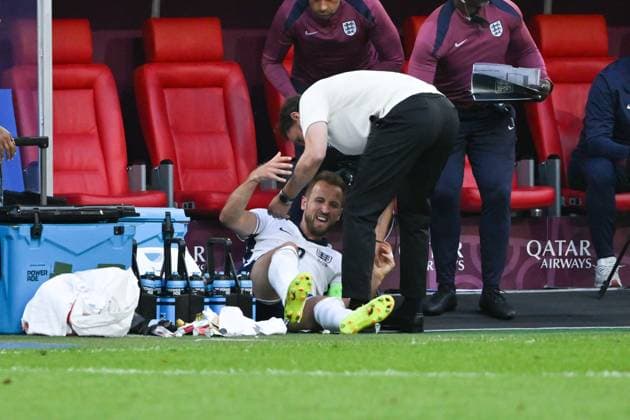 Trainer Gareth Southgate (England), re., hilft Harry Kane (England) 06.07.2024, Fussball Europameisterschaft 2024, EM 2024, Viertelfinale, England - Schweiz 6:4 n.E. Düsseldorf Merkur-Spiel-Arena Deutschland