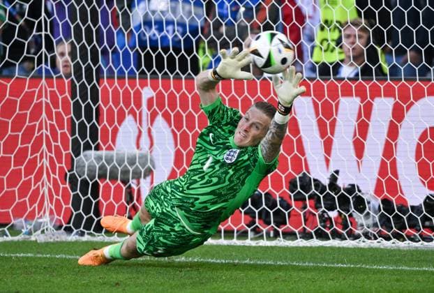 Torwart Jordan Pickford (England) Aktion im Elfmeterschiessen 06.07.2024, Fussball Europameisterschaft 2024, EM 2024, Viertelfinale, England - Schweiz 6:4 n.E. Düsseldorf Merkur-Spiel-Arena Deutschland