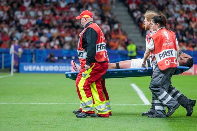 UEFA EURO, EM, Europameisterschaft,Fussball 2024: Niederlande - Türkei; 06.07.2024 Samet Akaydin (Türkei, 4) muss verletzt vom Platz getragen werden. UEFA EURO 2024: Viertelfinale: Niederlande - Türkei; Olympiastadion Berlin, Berlin am 06.07.2024 Copyright: xBEAUTIFULxSPORTS Meuselx