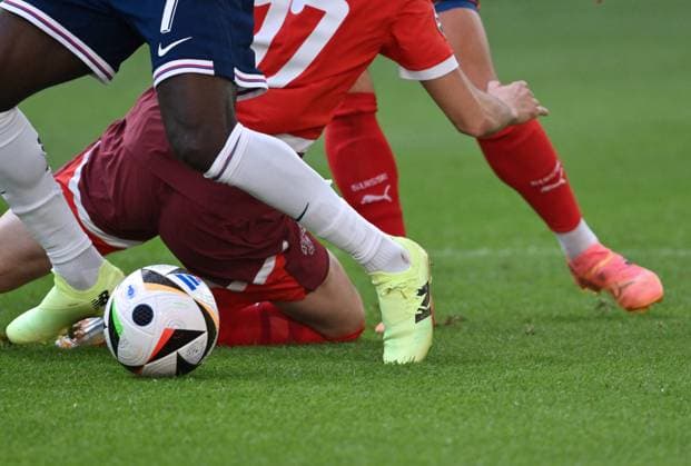 Zweikampfaktion 06.07.2024, Fussball Europameisterschaft 2024, EM 2024, Viertelfinale, England - Schweiz 6:4 n.E. Düsseldorf Merkur-Spiel-Arena Deutschland