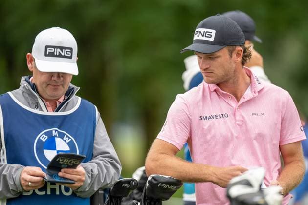 Freddy Schott im Gespraech mit seinem Caddy, BMW International Open 2024, Golf, 07.07.2024 Muenchen Bayern Deutschland