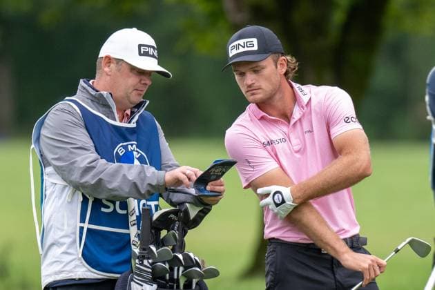 Freddy Schott im Gespraech mit seinem Caddy, BMW International Open 2024, Golf, 07.07.2024 Muenchen Bayern Deutschland