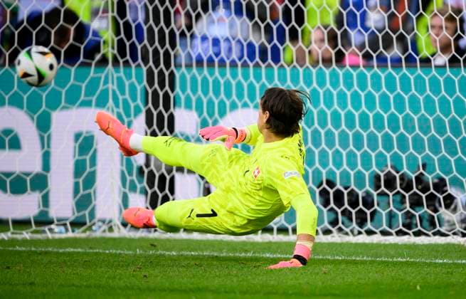 Torwart SOMMER Yann (SUI) beim Elfmeter, Aktion, Viertelfinale, Match M48, England (ENG) - Schweiz (SUI) 5:3 n.E., am 06.07.2024 in Duesseldorf Deutschland. Fussball Europameisterschaft 2024 vom 14.06. - 14.07.2024 in Deutschland. Â
