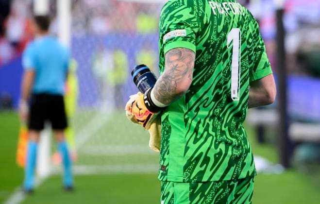 Feature, Torwart PICKFORD Jordan (ENG) mit seiner Trinkflasche beim Elfmeterschiessen, Flasche, Zettel, Viertelfinale, Match M48, England (ENG) - Schweiz (SUI) 5:3 n.E., am 06.07.2024 in Duesseldorf Deutschland. Fussball Europameisterschaft 2024 vom 14.06. - 14.07.2024 in Deutschland. Â