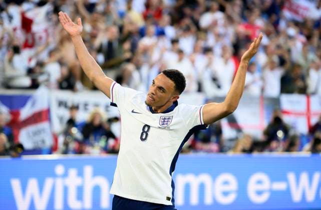 Schlussjubel ENG, ALEXANDER-ARNOLD Trent (ENG) Viertelfinale, Match M48, England (ENG) - Schweiz (SUI) 5:3 n.E., am 06.07.2024 in Duesseldorf Deutschland. Fussball Europameisterschaft 2024 vom 14.06. - 14.07.2024 in Deutschland. Â