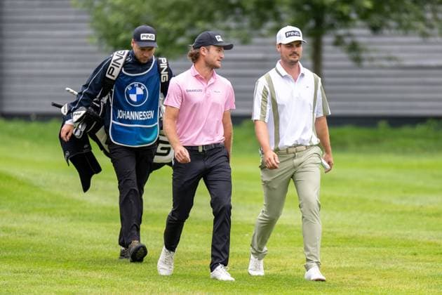 Freddy Schott auf dem Weg zum Green mit Kristian Krogh Johannessen, BMW International Open 2024, Golf, 07.07.2024 Muenchen Bayern Deutschland