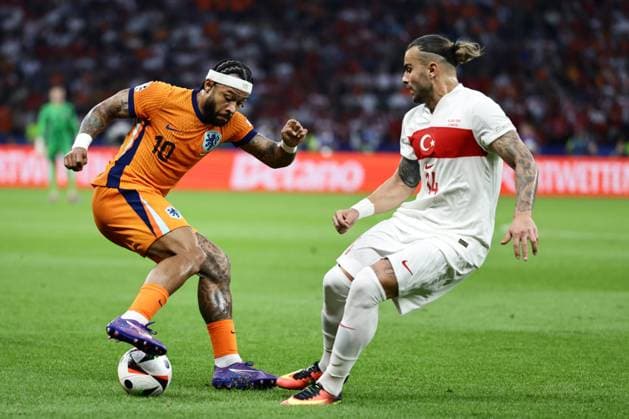 Netherlands v Turkiye: Quarter-Final - UEFA EURO, EM, Europameisterschaft,Fussball 2024 .N10. (L) and .T14. (R) are playing during the UEFA Euro 2024 quarter-final football match between the Netherlands and Turkey at Olympiastadion Stadium in Berlin, Germany, on specific date . Berlin Germany  Copyright: xIbrahimxEzzatx originalFilename:ezzat-notitle240706_nprpr.jpg