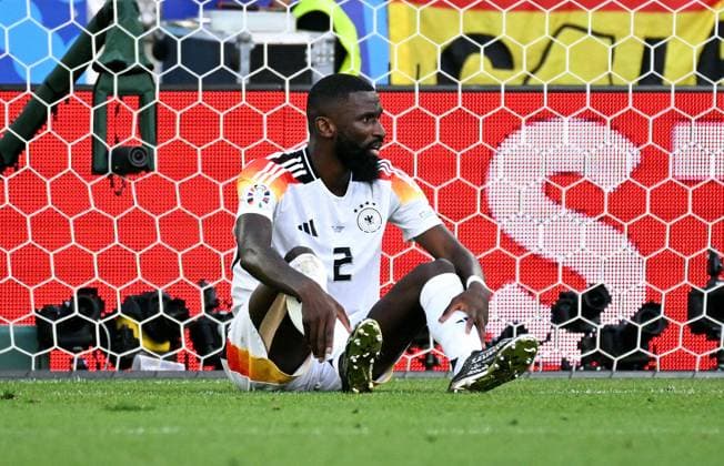 Fussball, Europameisterschaft, EURO 2024, Viertelfinale, MHP-Arena Stuttgart: Spanien Deutschland 2:1 n.V.; Antonio Rüdiger (GER) enttäuscht nach dem späten Tor zum 2:1 durch Mikel Merino (SPA). Enttäuschung, Frust, Aktion.