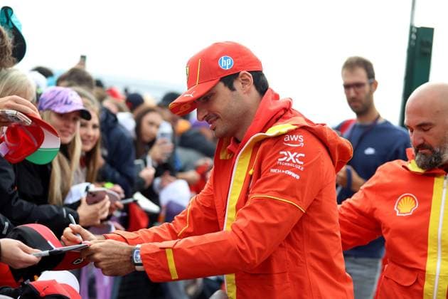 07.07.2024, xrarjax, Motorsport FIA Formel 1, Großer Preis von Großbritannien 2024 emspor, v.l. Paddock Carlos Sainz (Ferrari) Startnummer 55 Silverstone