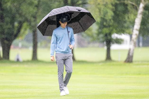 Matti Schmid auf dem Weg zum Green, in sich gekehrt, BMW International Open 2024, Golf, 07.07.2024 Muenchen Bayern Deutschland