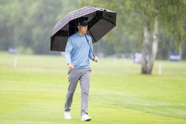 Matti Schmid auf dem Weg zum Green, in sich gekehrt, BMW International Open 2024, Golf, 07.07.2024 Muenchen Bayern Deutschland