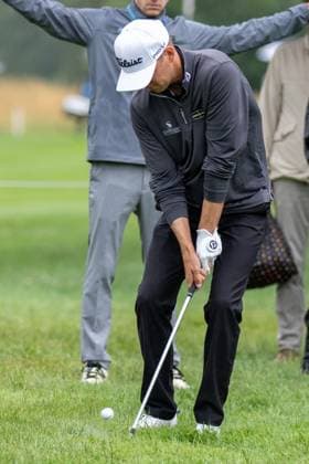 Jeremy Paul spiel den Ball aus dem Rasen und locht mit diesem Schlag ein., BMW International Open 2024, Golf, 07.07.2024 Muenchen Bayern Deutschland