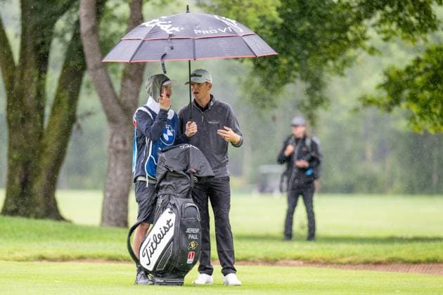 Jeremy Paul im Gespraech mit seinem Caddy, BMW International Open 2024, Golf, 07.07.2024 Muenchen Bayern Deutschland