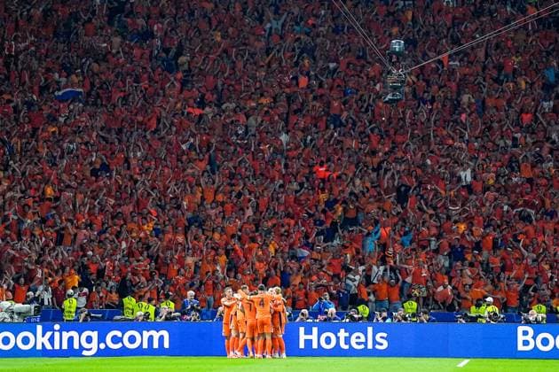 Berlin, Germany, July 6th 2024: Players of Netherlands celebrate their goal in front of their fans during the UEFA EURO, EM, Europameisterschaft,Fussball 2024 Germany quarterfinal football match between Netherlands and Turkiye at Olympiastadion in Berlin, Germany. (Daniela Porcelli SPP)  Copyright: xDanielaxPorcellix xSPPx spp-en-DaPoSp-20240706-_DP24544