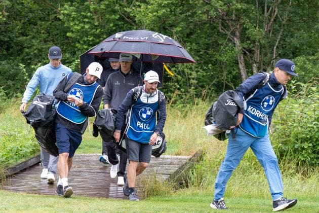 Matti Schmid, Mikko Korhonen und Jeremy Paul mit den Caddys auf dem Weg zum Gruen, BMW International Open 2024, Golf, 07.07.2024 Muenchen Bayern Deutschland