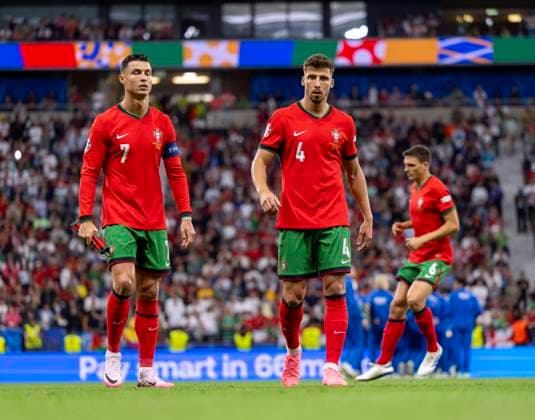 01.07.2024, Fussball UEFA EURO, EM, Europameisterschaft,Fussball 2024, Achtelfinale, Portugal - Slowenien, in der Frankfurt Arena Frankfurt am Main, v.l. Cristiano Ronaldo (Portugal) und Ruben Dias (Portugal) nachdenklich.