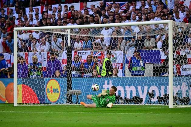 Jordan Pickford 1(England) hält Elfmeter von Manuel Akanji 5 (Schweiz), England - Schweiz, Fussball, UEFA EURO, EM, Europameisterschaft,Fussball 2024, Viertelfinale, 06.07.2024 Düsseldorf Nordrhein - Westfalen Deutschland