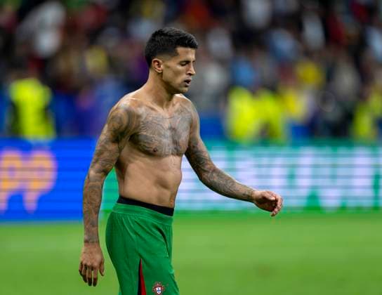 01.07.2024, Fussball UEFA EURO, EM, Europameisterschaft,Fussball 2024, Achtelfinale, Portugal - Slowenien, in der Frankfurt Arena Frankfurt am Main, Joao Cancelo (Portugal) mit nacktem Oberkörper und Tatoos