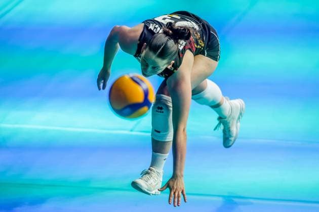 (240707) -- MANILA, July 7, 2024 -- Noor Debouck of Belgium tries to save the ball during the 3rd place match between Vietnam and Belgium at the FIVB Women s Volleyball Challenger Cup 2024 in Manila, the Philippines, on July 7, 2024. ) (SP)PHILIPPINES-MANILA-VOLLEYBALL-FIVB WOMEN S CHALLENGER CUP 2024-VIETNAM VS BELGIUM RouellexUmali 