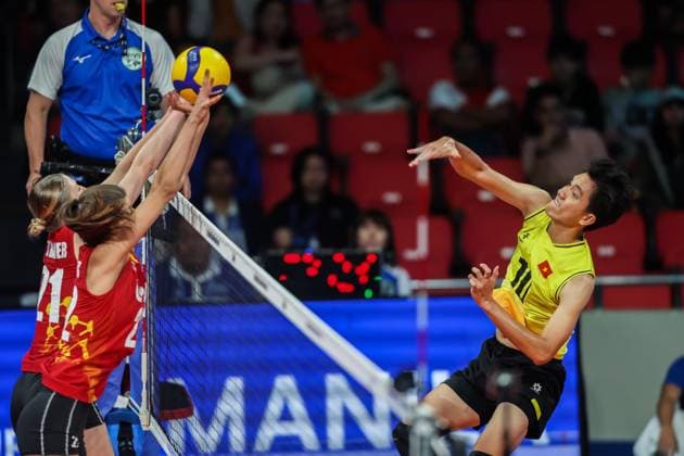 (240707) -- MANILA, July 7, 2024 -- Nguyen Thi Bich Tuyen (R) of Vietnam spikes the ball during the 3rd place match between Vietnam and Belgium at the FIVB Women s Volleyball Challenger Cup 2024 in Manila, the Philippines, on July 7, 2024. ) (SP)PHILIPPINES-MANILA-VOLLEYBALL-FIVB WOMEN S CHALLENGER CUP 2024-VIETNAM VS BELGIUM RouellexUmali 